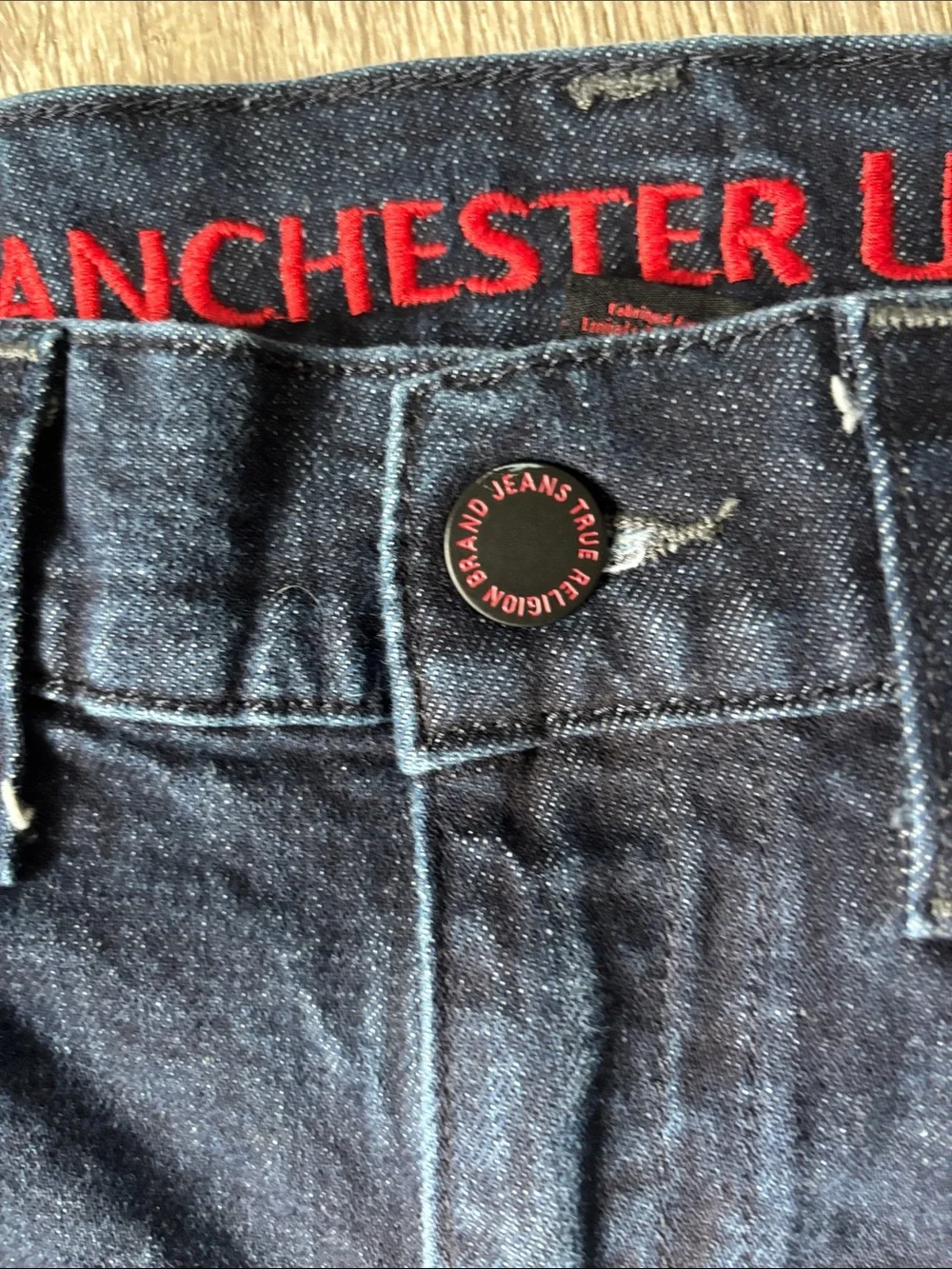 True Religion Manchester United Ricky Straight Dark Wash Jean Red Accent Sz 31